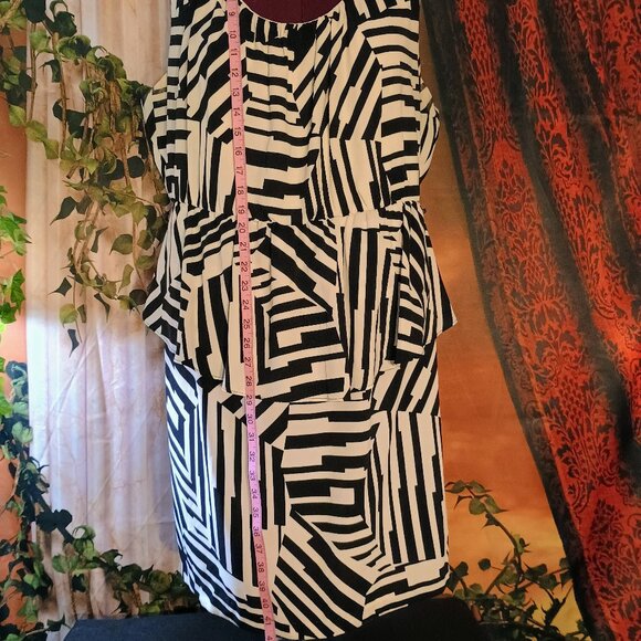 EUC: B. SMART Black & White Sze 22 Geometric Print Sleeveless Peplum Dress - Picture 4 of 5